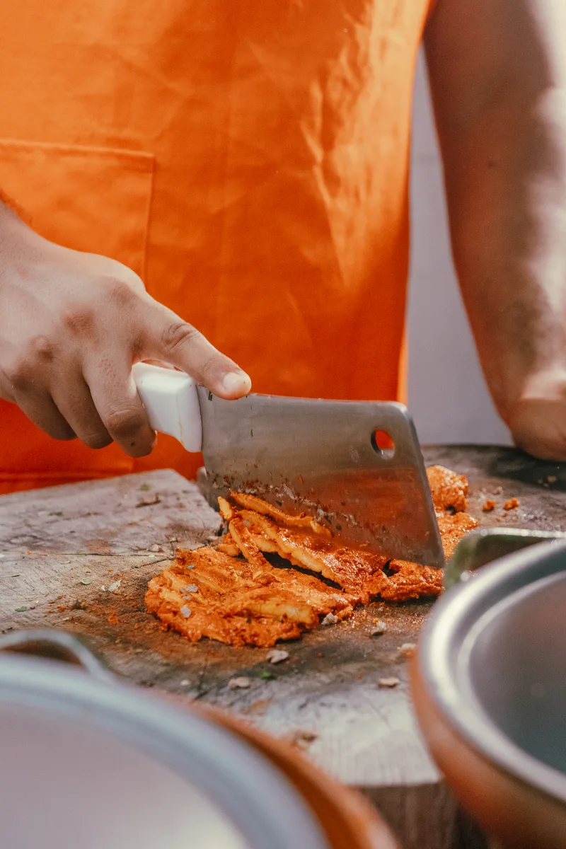 Carne enchilada cortándose recién salida de la parrilla