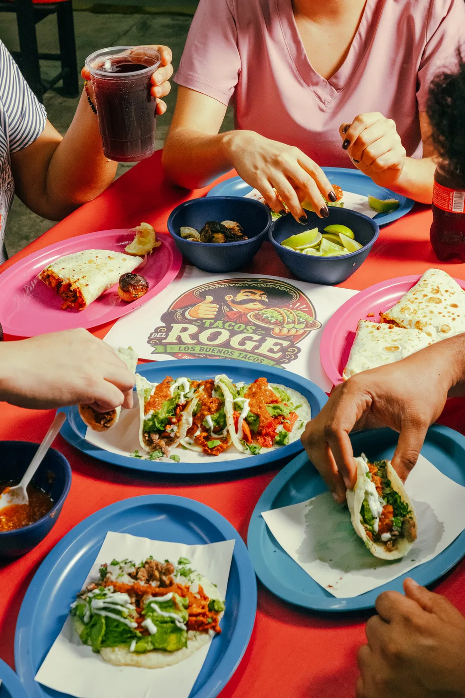 Amigos compartiendo tacos alrededor de la mesa