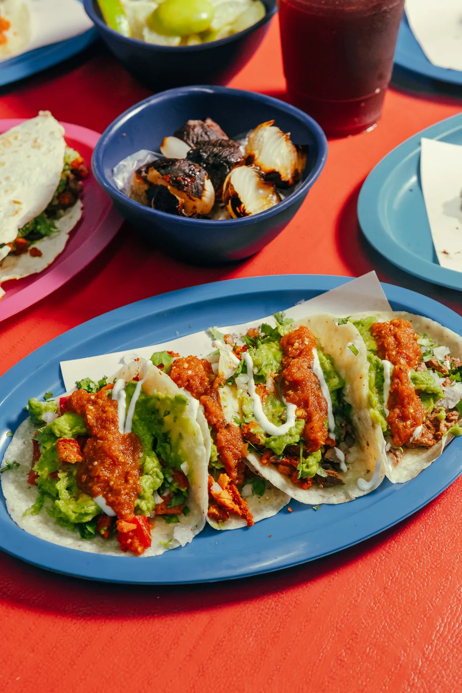 Orden de tacos con salsa roja y guacamole